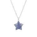 Détail macro du pendentif étoile en pierre naturelle bleue avec chaîne argentée sur fond blanc - 2.5cm / Sodalite Bleue