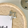 Minimalistische silberne Stern-Haarspange im Y2K-Stil mit funkelnder Metallstruktur - Matter Silberstern / Mattsilber