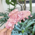 Haarklammer aus Acetat in Rosa Marmor-Optik in einer natürlichen Umgebung - Sieben-Zähne-Klammer / Erdbeerrosa Marmor