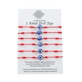 Detalle del set de 6 pulseras de hilo rojo de 7 nudos con cuentas azules de mal de ojo - Rojo