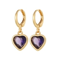 Détail de boucles d'oreilles cœur en or avec pierres violettes et fermoir à charnière - Violet