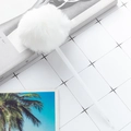Penna a sfera creativa con pompon bianco e fusto in plastica bianca dallo stile minimal - Bianco