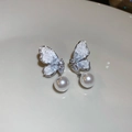 Détail de boucles d'oreilles papillon avec ailes en cristal et perles blanches pendantes - Tige d'oreille en argent sterling 925 Style Papillon Perle Texture Glace Argent