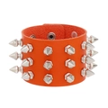 Bracciale punk in pelle arancione con tre file di borchie metalliche argentate su fondo bianco - Arancione