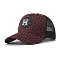 Détail de la broderie à motif H rouge et noir et du logo H en métal sur casquette mesh - Réglable / Rouge avec Logo H