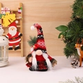 Detail van een kerstkabouter met rode gebreide muts en een decoratieve lange witte baard - Vrouwelijke Kabouter met Zuurstok (B2-2)