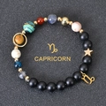 Dettaglio del bracciale Capricorn con pietre nere opache e perle planetarie colorate - Capricorno