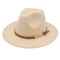 Détail d'un chapeau fedora en feutre beige élégant avec une boucle de ceinture. - Beige