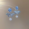 Boucles d'oreilles vintage en argent avec rose émaillée bleue et goutte de perle blanche - Clous d'oreilles pendentif perle fleur papillon émaillée strass tige en argent