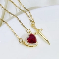 Collana in acciaio al titanio dorato con pendente a cuore rosso e spada con zirconi - Oro/Rosso