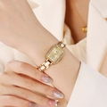 Dettaglio dell'elegante orologio al quarzo in ceramica dorata con strass al polso - Oro