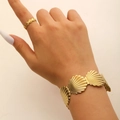 Set di gioielli in acciaio inossidabile dorato con bracciale e anello a conchiglia - Set Bracciale e Anello con Texture a Conchiglia Continua