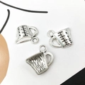 Tres colgantes de tazas medidoras de metal plateado con grabados de escala para joyería - Taza Medidora (14x13mm)