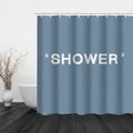 Detailansicht wasserabweisender Polyester-Duschvorhang mit weißem Aufdruck und Kunststoffhaken - 90*180cm / Graublau
