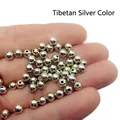Primer plano de cuentas redondas de plata antigua con agujeros para joyería DIY - 3mm / Plata Tibetana