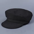 Detalle de gorra newsboy negra con textura de sarga y diseño de corona estructurada - Negro