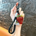 Portachiavi fragola resina creativo con cordino nero intrecciato, grazioso ciondolo zaino e anello auto. - Nero - Pendente Fragola in Resina