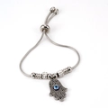 Dettaglio del bracciale regolabile Mano di Fatima con occhio greco e ciondoli - Mano di Fatima / Color Acciaio