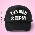 Ρυθμιζόμενο μαύρο καπέλο trucker με τύπωμα TANNED & TIPSY και αναπνεύσιμο δίχτυ - Ένα μέγεθος / Ολόμαυρο