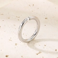 Detailansicht eines polierten Silber-Titan-Rings mit rundem Solitär-Zirkonia auf Steintextur - US 6 / Dünner Einzelstein (3mm) / Stahlfarben mit Stein (KR44313-K)