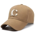 Bruine katoenen baseballpet met wit geborduurde letter C en een gebogen klep erop - Verstelbaar / Khaki