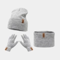 Detalle de la textura de punto y etiquetas de cuero en el conjunto gris de gorro y bufanda - Gris claro