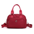 Bolso de mano de nailon rojo con correa ajustable y logo plateado en el frente - Rojo