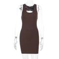 Primer plano del vestido mini ajustado de canalé marrón oscuro mostrando la textura fina - XS / Marrón