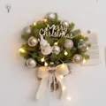 Corona de Navidad 35cm con bolas doradas, peluche muñeco de nieve y luces LED pared - Juego de Tema Dorado de 35cm