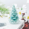 Mini sapin de Noël en résine bleu sarcelle sur un livre pour décor de table chic - 32 Amazonite