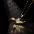 Collana con ciondolo colibrì dorato con gemma rossa a goccia e zirconi su catena box - Gemma a Goccia Rossa/Catena Box Oro / Uccello Rosso