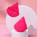 Set de dos borlas de terciopelo triangulares color rojo rosa con cinta y fondo rosa - Embalaje a granel / Rosa Roja