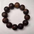 Bracciale buddista in legno scuro con incisione del Sutra del Cuore su 12 grandi perle - Legno di Sandalo Medicinale 20mm*12 Grani [Sutra del Cuore]