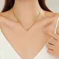 Collana a catena piatta dorata con ciondolo a due anelli intrecciati e cristalli - Ciondolo a Doppio Anello con Diamanti Incastonati (OYSN061GL) / Oro