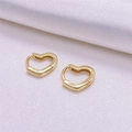 Elegante gouden S925 sterling zilveren hartvormige oorringen op wit satijnen stof - Volledig 925 Sterling Zilver / Goud