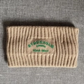 Detaillierte Strickstruktur des beigen Stirnbands mit grüner Stockholm-Stickerei - Khaki