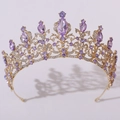 Makro-Detail der goldenen Barock-Krone mit lila Edelsteinen und Glitzerkristallen - KC Gold + Hellvioletter Strass