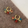 Etnische gouden oorringen met zirkoon kralen en franje hangers op bruin gebreide stof - Hoop-Goud-Blauw
