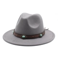 Détail de la bande en cuir marron avec clous turquoise sur un chapeau en laine - Gris clair