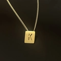 18K vergoldete Edelstahlkette mit quadratischem Anhänger und graviertem Buchstaben K - Halskette mit Anhänger / Buchstabe K