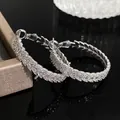 Verzilverde oorringen met pavé zirkonia en een verfijnde bladstructuur aan de binnenkant - Zilver Blad Cirkel Stijl