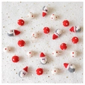 Dettaglio di ornamenti natalizi in feltro di lana con Babbo Natale e palline a pois rossi - Ghirlanda di Babbo Natale a pois rossi e bianchi