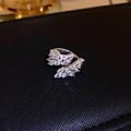 Makroaufnahme eines silbernen Vintage-Rings mit Kristallen auf dunklem strukturiertem Grund - Weizenähre Zirkonia Hohlring / Silber