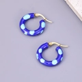Detailansicht der vergoldeten Creolen mit blauem Emaille-Punktmuster im Detail - 18K Gold-Marineblau Patchwork