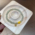 Detail von Jadeperlen-Armband mit goldenem Fu-Anhänger und Bernstein-Akzent - Hetian Jade Bienenwachs Stil (Mit Geschenkbox)