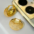 Schicke 24K vergoldete Creolen mit Netzmuster und strukturiertem Halbmond-Design - Gold