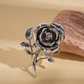 Detalle de anillo de rosa plateado vintage con pétalos texturizados y acabado retro - Plateado