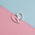 Colgante de corazón y rayo de acero inoxidable sobre fondo bicolor minimalista - Color Acero
