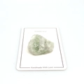 Campione di fluorite verde naturale su biglietto di ringraziamento su sfondo bianco - Fluorite