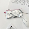 Trousse argentée matelassée avec fermeture éclair rose et motifs de nœuds - Style de fermeture éclair matelassée à nœud / Argenté